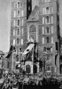 Kościół Mariacki w czasie hitlerowskich uroczystości na Rynku w Krakowie Kościół Mariacki w czasie hitlerowskich uroczystości na Rynku w Krakowie