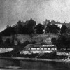 Pod Wawelem od strony północno-zach. znajdowała się ulica Rybaki wraz z malowniczymi dworkami. Zburzone zostałe w 1914 roku